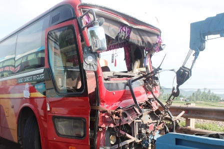 Xe khách đấu đầu xe tải, 20 người nhập viện